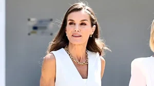 Estate fresca con il completo azzurro di Queen Letizia: eleganza nei toni freddi!