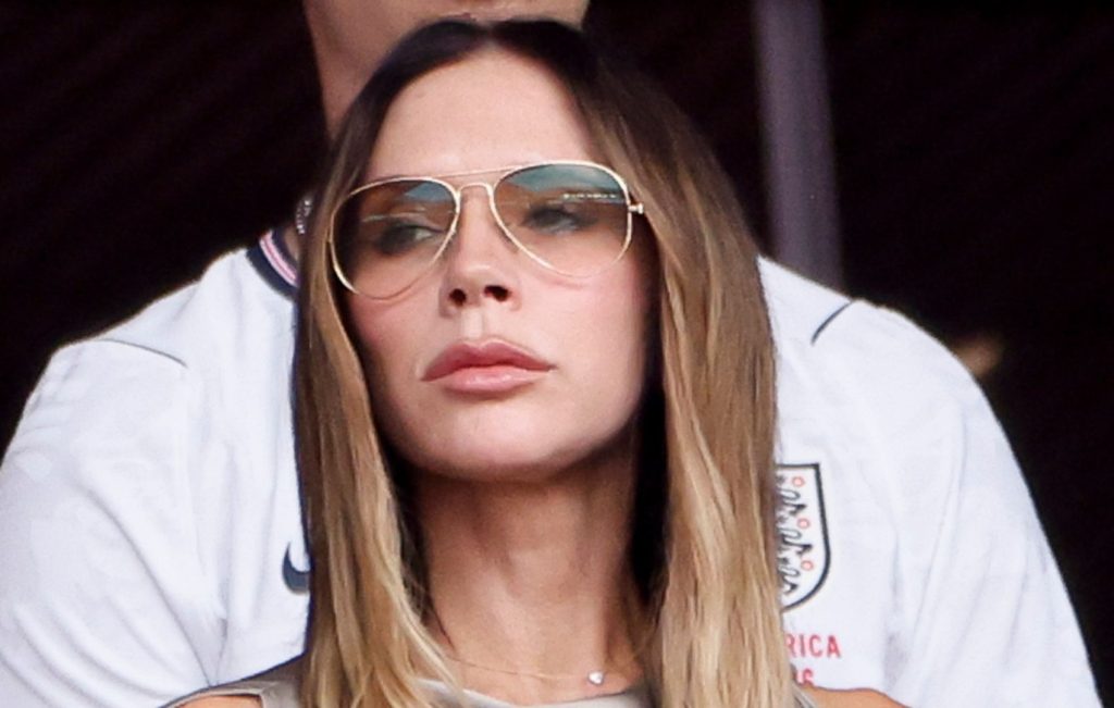 Victoria Beckham: il top in seta che trasforma i tuoi outfit con jeans bianchi in lusso.