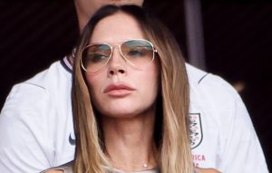 Victoria Beckham: il top in seta che trasforma i tuoi outfit con jeans bianchi in lusso.