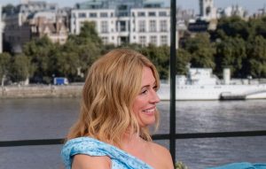 Cat Deeley’s sky-blue floral dress: perfetta per matrimoni e party estivi.