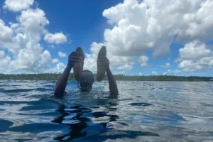 Imprenditoria sostenibile: progetto con cetrioli di mare a Zanzibar tra business e conservazione.