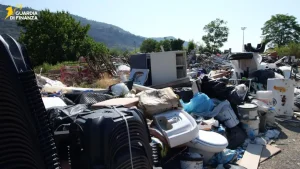 Scoperta una discarica abusiva a Ventimiglia, sette persone denunciate / Video