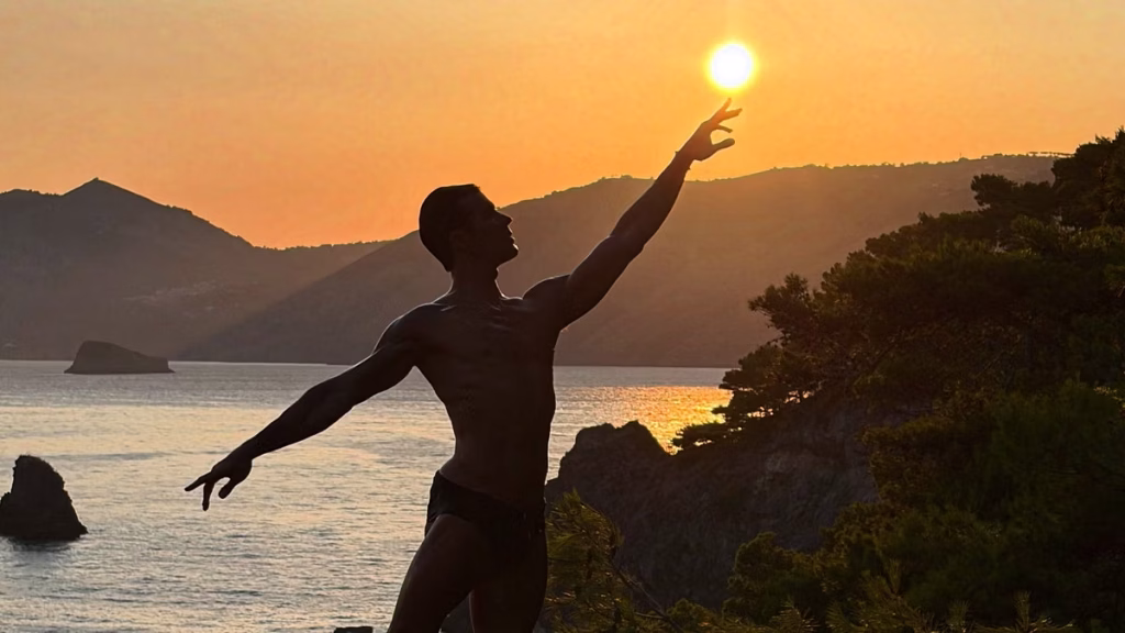 Roberto Bolle balla al tramonto sul mare delle isole Li Galli: spettacolare performance fotografica.