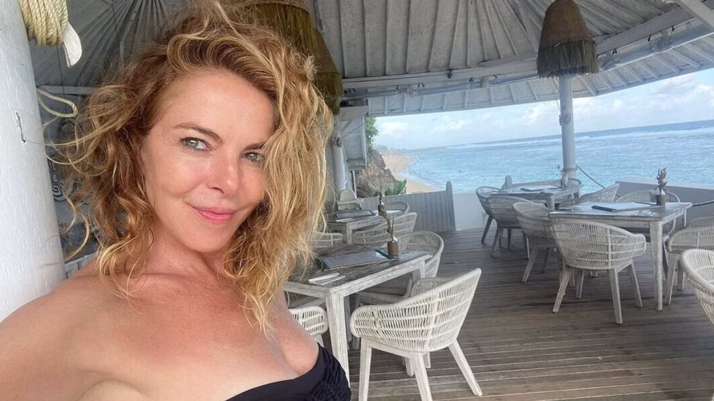 Claudia Gerini, tuffo spettacolare a Patmo con topless: rivelata nuotatrice provetta.