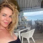 Claudia Gerini, tuffo spettacolare a Patmo con topless: rivelata nuotatrice provetta.