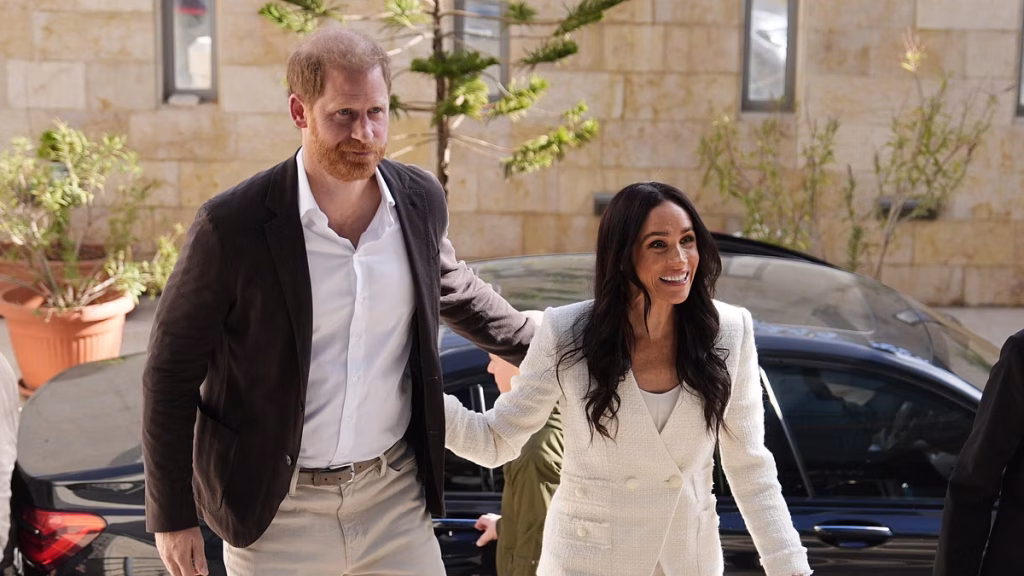 Harry e Meghan tornano nel Regno Unito: re Carlo contento, ma c’è chi non è felice.