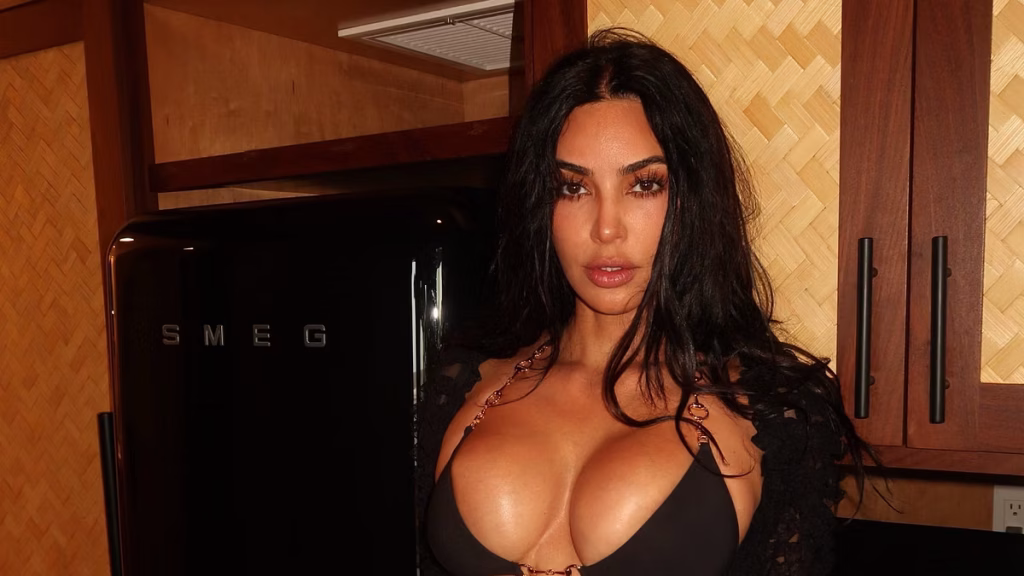 Kim Kardashian rivive gli anni 2000 con la “body chain” in vacanza con Lewis Hamilton