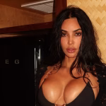 Kim Kardashian rivive gli anni 2000 con la “body chain” in vacanza con Lewis Hamilton