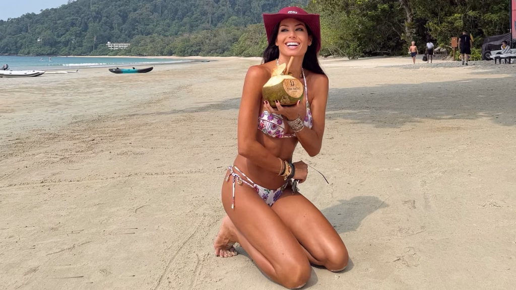 Elisabetta Gregoraci saluta la Malesia in bikini: il ritorno a casa in grande stile