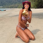 Elisabetta Gregoraci saluta la Malesia in bikini: il ritorno a casa in grande stile