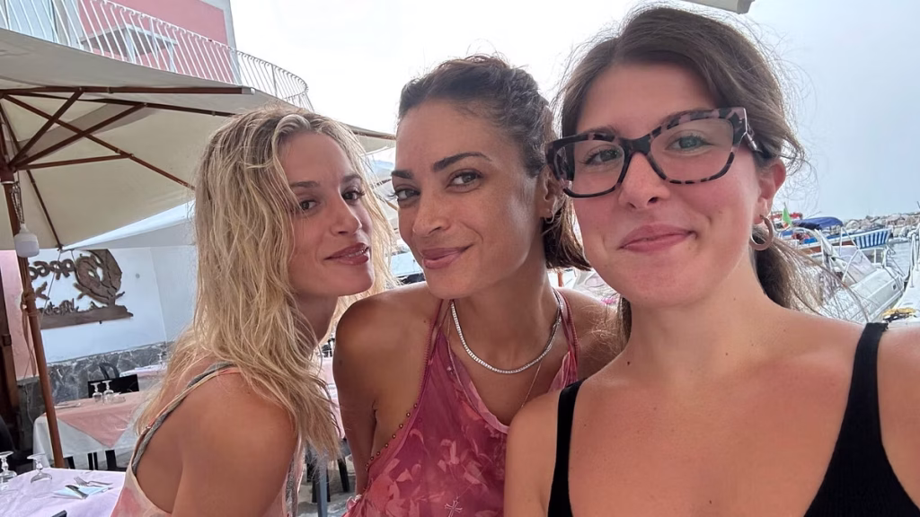 Procida: Elodie e Franceska Nuredini innamorati tra gli scorci della Corricella