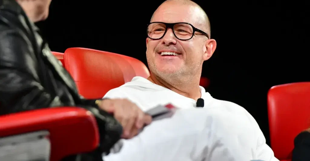 Il primo gadget di Jony Ive per OpenAI è un altoparlante smart grande come un disco da hockey.