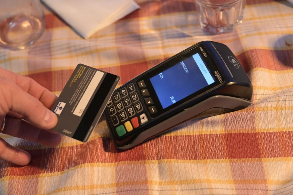 Pagamenti in Italia 2018-2025: boom carte e bonifici, cash in netto calo