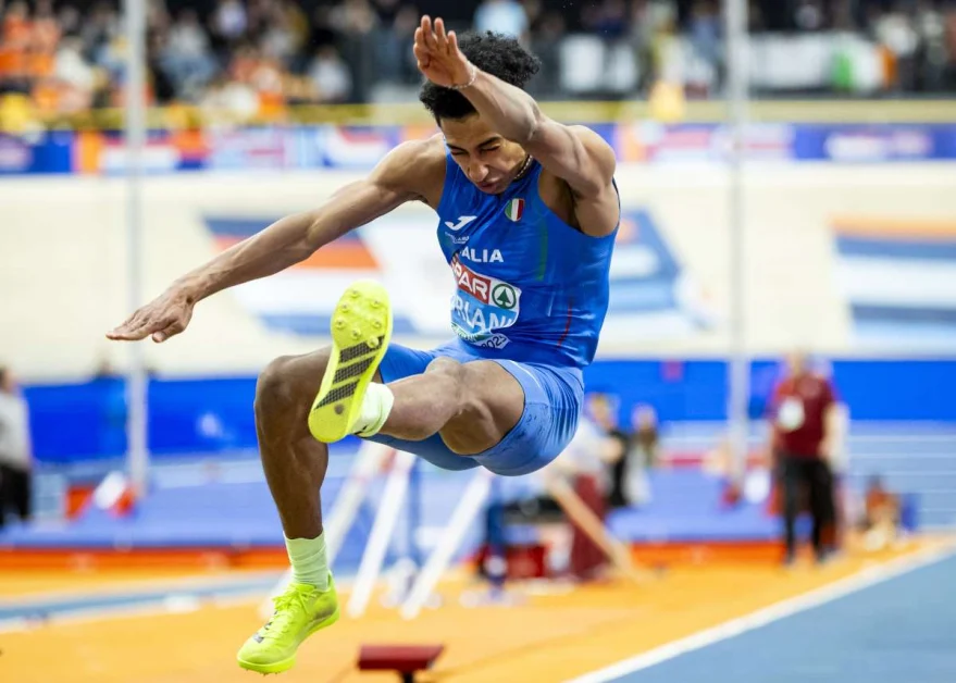 Infortunio per Mattia Furlani agli Europei di atletica, si ritira nelle qualificazioni del salto in lungo: “La mia stagione finisce qui”