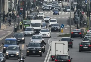 Codice della strada, dalla patente a 17 anni alla stretta per chi viaggia senza assicurazione: le novità allo studio