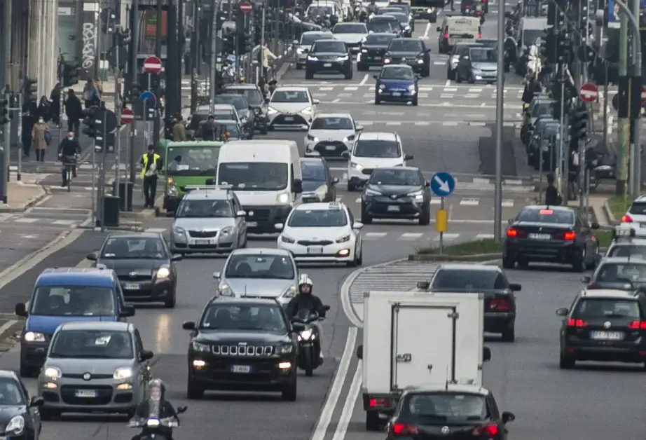 Codice della strada, dalla patente a 17 anni alla stretta per chi viaggia senza assicurazione: le novità allo studio