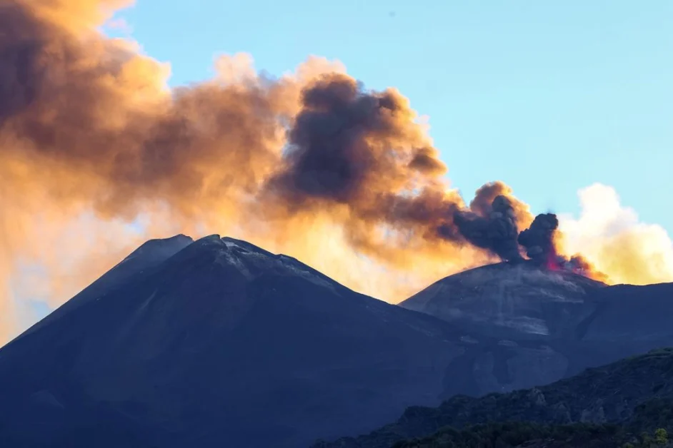 Attività eruttiva e cenere dall’Etna, voli sospesi a Catania fino alle 2 del 14 agosto