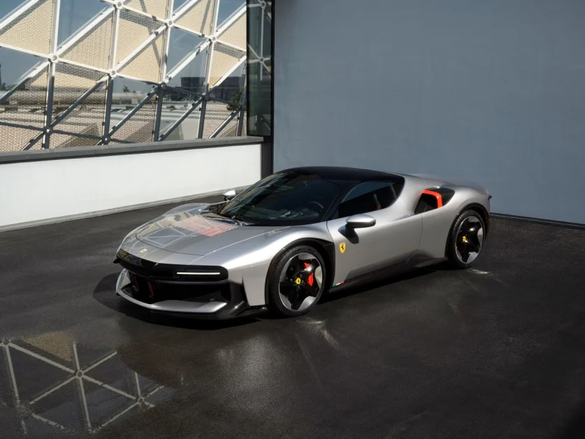 Ferrari CZ26, la nuova ONE-OFF basata sulla SF90 Stradale debutta a Pebble Beach