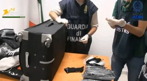 Trasportavano 17 chili di shaboo nascosti nelle valigie, due arresti a Fiumicino