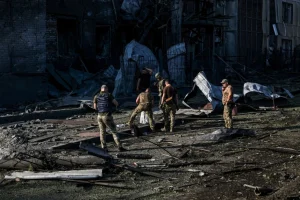 Nuovi raid russi in Ucraina, almeno 37 morti in un attacco con droni a un magazzino vicino a Kiev