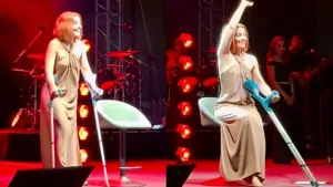 Noemi ritorna sul palco con le stampelle: “Mi è mancato cantare in queste settimane”