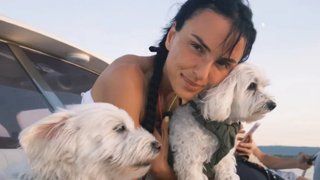Arisa posta e poi rimuove foto in topless: “Non mi sentivo a mio agio”.