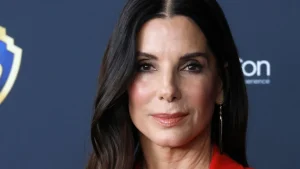 Sandra Bullock sfoggia un look anni ’90 che conquista il 2023.