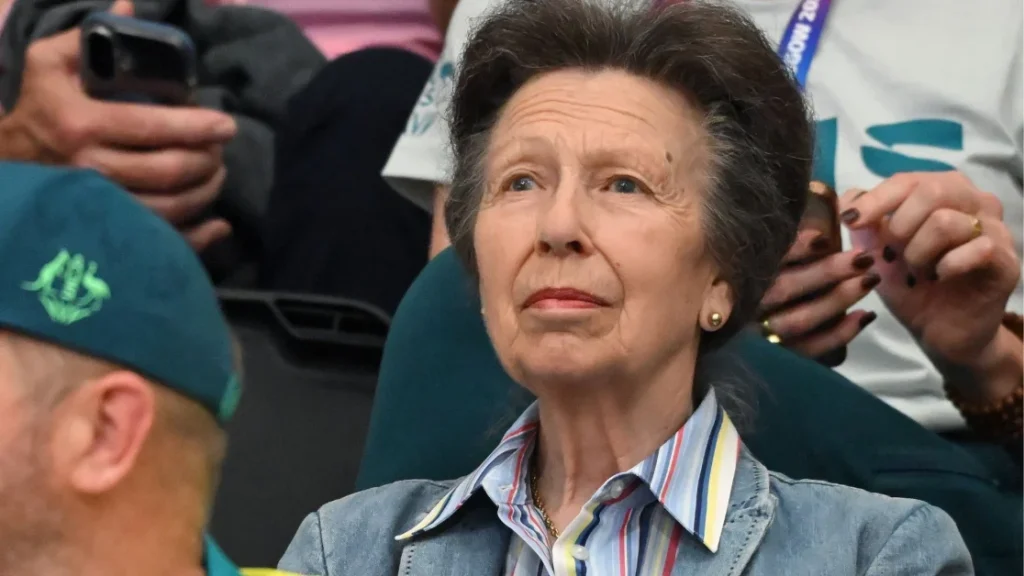 Il blazer di jeans di Princess Anne: un colpo di stile che anticipa l’autunno.