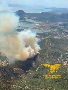 Un incendio minaccia le abitazioni a Muravera, in azione i mezzi aerei