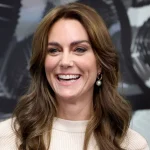 Stile e comfort: il look autunnale di Kate Middleton con gonna e maglione lavorato a maglia.