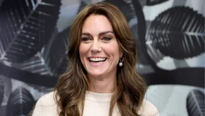 Stile e comfort: il look autunnale di Kate Middleton con gonna e maglione lavorato a maglia.