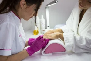 Nail Tech o estetista: quale professione scegliere per il tuo futuro?