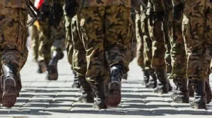 Petizione contro ideologie militari nelle scuole: spazio per l’educazione, non indottrinamento.