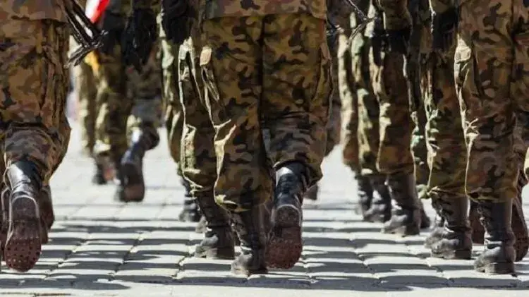 Petizione contro ideologie militari nelle scuole: spazio per l’educazione, non indottrinamento.