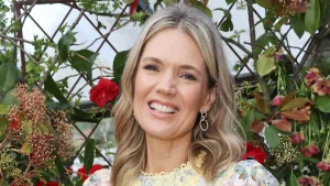 Charlotte Hawkins conquista con un meraviglioso abito giallo sole: pura eleganza!