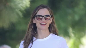 Jennifer Garner’s versatile midi skirt and trainers strike the balance between style and comfort.