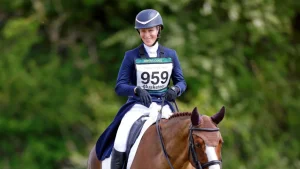 Zara Tindall trionfa nel suo primo evento equestre dopo 20 anni: festa per la famiglia reale.