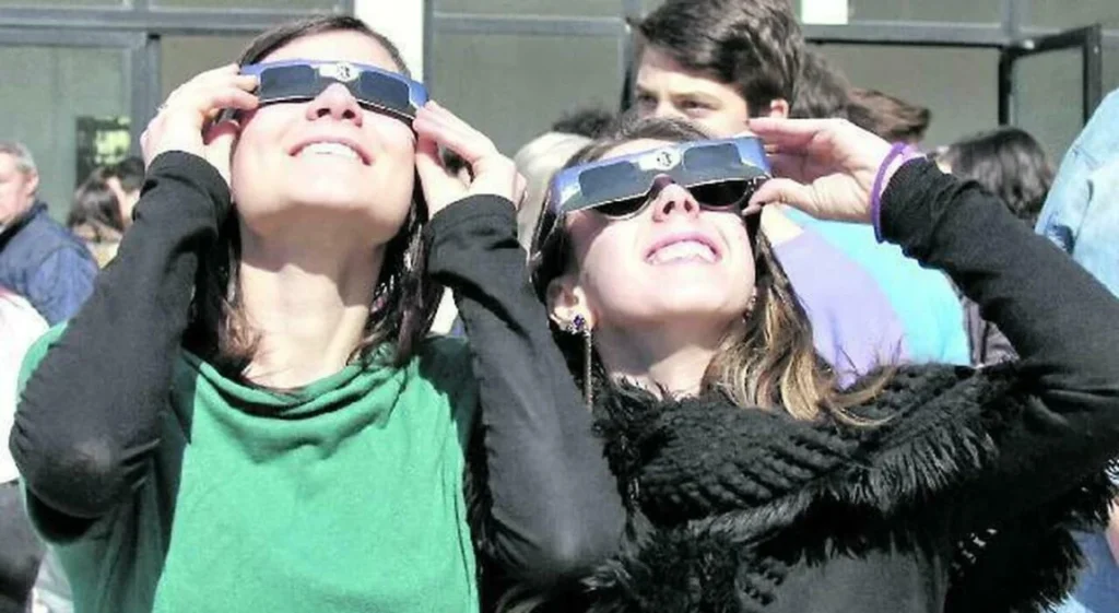 Eclissi solare del 12 agosto: attenti agli occhi, occhiali necessari per la visione!