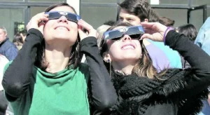 Eclissi solare del 12 agosto: attenti agli occhi, occhiali necessari per la visione!