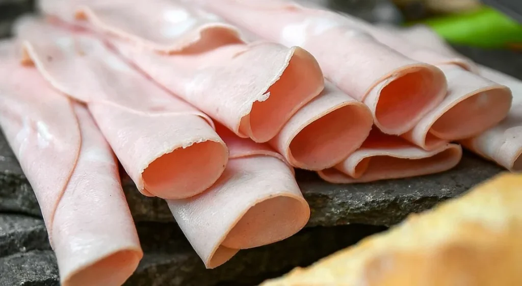 Mortadella ritirata: rischio listeriosi, scopri quali marche evitare nei supermercati.