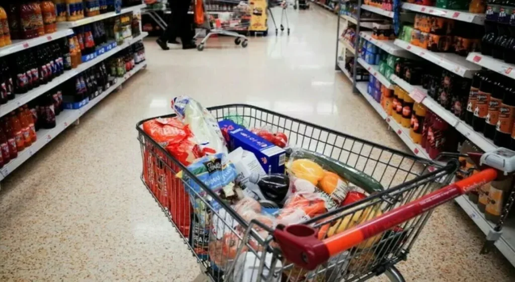 Supermercati aperti a Ferragosto: orari di Conad, Esselunga, Lidl e altre catene.