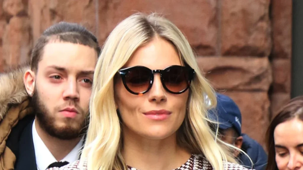 Elegante vestito a quadri di Sienna Miller: alternativa sofisticata ai fiori autunnali