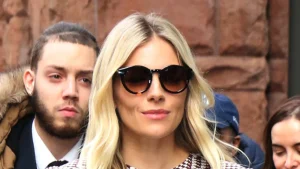 Elegante vestito a quadri di Sienna Miller: alternativa sofisticata ai fiori autunnali