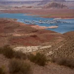 Lake Powell raggiunge un livello storico minimo, a rischio acqua ed elettricità per milioni.