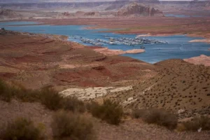 Lake Powell raggiunge un livello storico minimo, a rischio acqua ed elettricità per milioni.