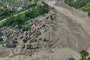 Nuovo lago suscita timori di inondazioni al confine Nepal-Cina: cosa c’è da sapere.