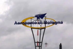 Ruba profumi e occhiali per 5 mila euro all’aeroporto di Bologna, denunciato un cittadino rumeno