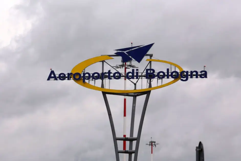 Ruba profumi e occhiali per 5 mila euro all’aeroporto di Bologna, denunciato un cittadino rumeno