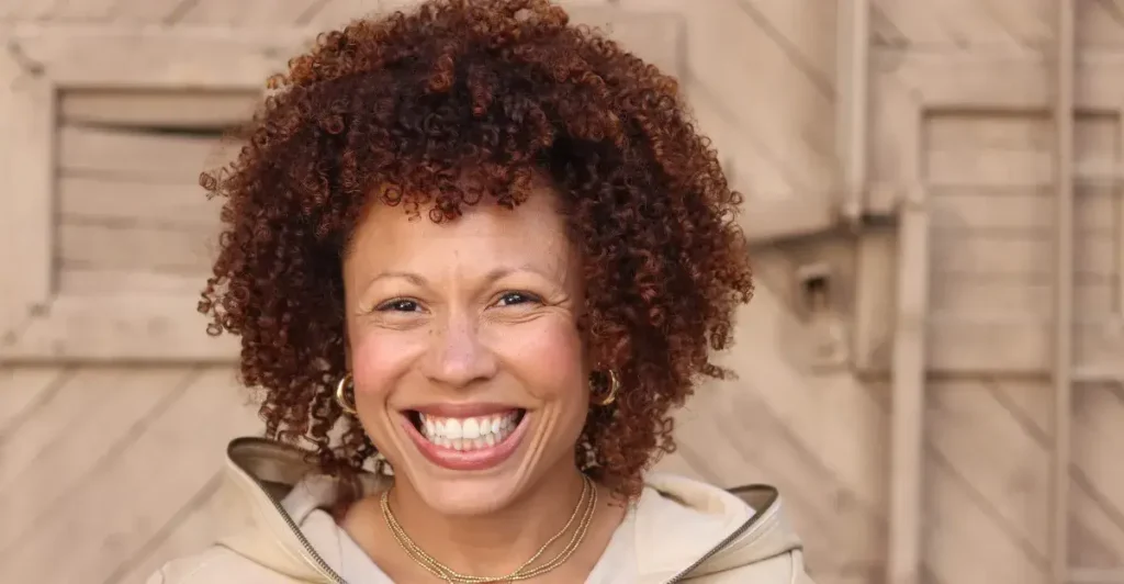 Angela Nissel affronta il lutto con il sorriso: il potere della risata.