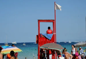 Tragedia in spiaggia nel Savonese, bagnino muore insieme al bagnante che stava cercando di salvare
